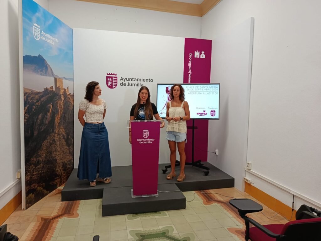 Momento de la intervención de la presidenta de 4 Patas Jumilla, Irene Santos.  
