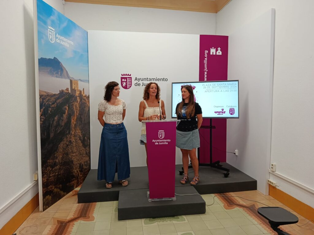 María Herrero, concejala de Bienestar Animal, acompañada por Irene Santos y Santa Lozano. 